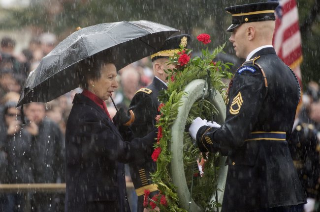 Britain’s Princess Anne (left) participates in a wreath-laying ceremony at the Tomb of the Unknown Soldier to pay formal respects to the sacrifice of U.S. veterans, at Arlington National Cemetery in Arlington, Virginia, Thursday.   EPA-Yonhap