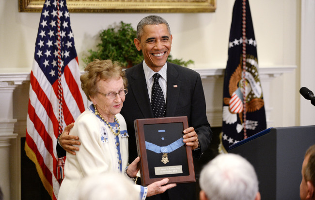 U.S. President Barack Obama presents the Medal of Honor posthumously to Army 1st Lt. Alonzo H. Cushing for conspicuous gallantry to Helen Loring Ensign in the Roosevelt Room of the White House in Washington, Thursday.   UPI-Yonhap