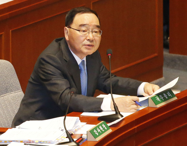 Prime Minister Chung Hong-won speaks during a parliamentary question in Seoul on Friday.   Yonhap