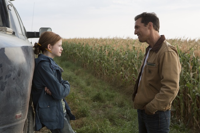 Cooper (Matthew McConaughey, right) and his daughter Murph (Mackenzie Foy) in a scene from “Interstellar.”   Warner Bros. Korea