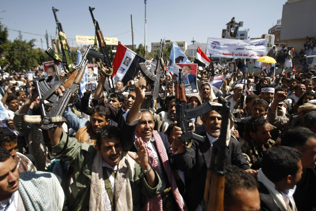 Supporters of Yemen’s ousted President Ali Abdullah Saleh chant slogans against U.S. Ambassador Matthew H. Tueller during a demonstration against foreign interference in Sanaa on Friday.   AP-Yonhap