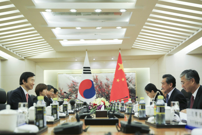 South Korean Foreign Minister Yun Byung-se (left) meets with his Chinese counterpart Wang Yi (second from right) during the Asia-Pacific Economic Cooperation summit held in Beijing on Friday.   UPI-Yonhap