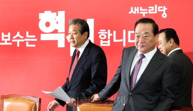 김무성 새누리당  대표(왼쪽)가 10 일 오전 국회에서 열린 최고위원회의에 참석하기위해 이완구원내대표,서청원최고위원(가운데)과 회의장에 들어와 자리에 앉고 있다.이길동기자.gdlee@heraldcorp.com
김무성 새누리당  대표(왼쪽)가 10 일 오전 국회에서 열린 최고위원회의에 참석하기위해 이완구원내대표,서청원최고위원(가운데)과 회의장에 들어와 자리에 앉고 있다.이길동기자.gdlee@heraldcorp.com