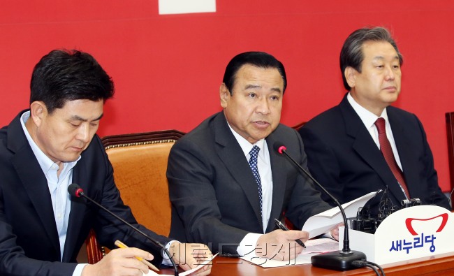 이완구 새누리당 원내 대표가 10 일 오전 국회에서 열린 최고위원회의에 참석해 모두발언을 하고 있다.이길동기자.gdlee@heraldcorp.com
이완구 새누리당 원내 대표가 10 일 오전 국회에서 열린 최고위원회의에 참석해 모두발언을 하고 있다.이길동기자.gdlee@heraldcorp.com