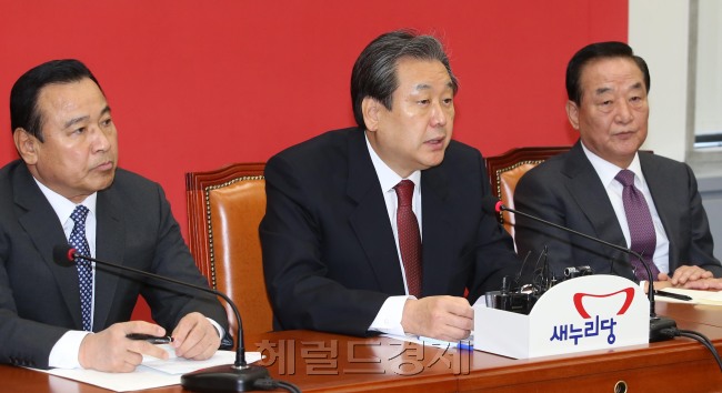 김무성 새누리당 대표가 10 일 오전 국회에서 열린 최고위원회의에 참석해 모두발언을 하고 있다.이길동기자.gdlee@heraldcorp.com
김무성 새누리당 대표가 10 일 오전 국회에서 열린 최고위원회의에 참석해 모두발언을 하고 있다.이길동기자.gdlee@heraldcorp.com