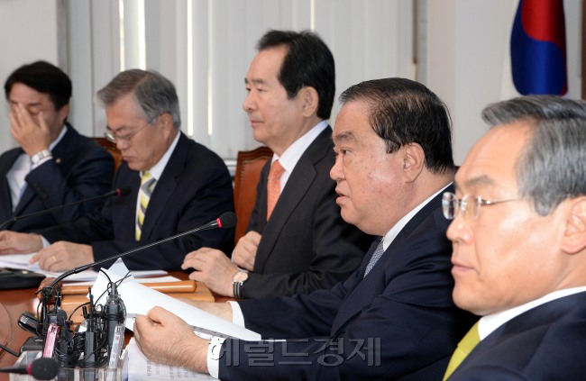 문희상 새정치민주연합 비상대책위원장 이 10 일 오전 국회에서 열린 비상대책위원회의에 참석해 모두발언을 하고 있다.이길동기자.gdlee@heraldcorp.com
문희상 새정치민주연합 비상대책위원장 이 10 일 오전 국회에서 열린 비상대책위원회의에 참석해 모두발언을 하고 있다.이길동기자.gdlee@heraldcorp.com