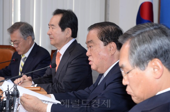 문희상 새정치민주연합 비상대책위원장 이 10 일 오전 국회에서 열린 비상대책위원회의에 참석해 모두발언을 하고 있다.이길동기자.gdlee@heraldcorp.com
문희상 새정치민주연합 비상대책위원장 이 10 일 오전 국회에서 열린 비상대책위원회의에 참석해 모두발언을 하고 있다.이길동기자.gdlee@heraldcorp.com
