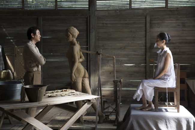 Sculptor Jun-koo (Park Yong-woo) and his model Min-kyung (Lee Yoo-young) in a scene from “Late Spring” Studio Hook