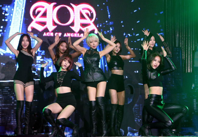 K-pop girl group Ace of Angels performs “Like a Cat” at the Yes24 MUV Hall in Seoul on Monday.   Yonhap