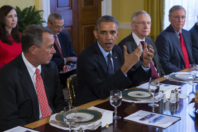 U.S. President Barack Obama speaks with House Speaker John Boehner (left) and Senate Majority Leader Harry Reid (right) in the Old Family Dining Room of the White House in Washington, D.C., Friday.   AP-Yonhap
