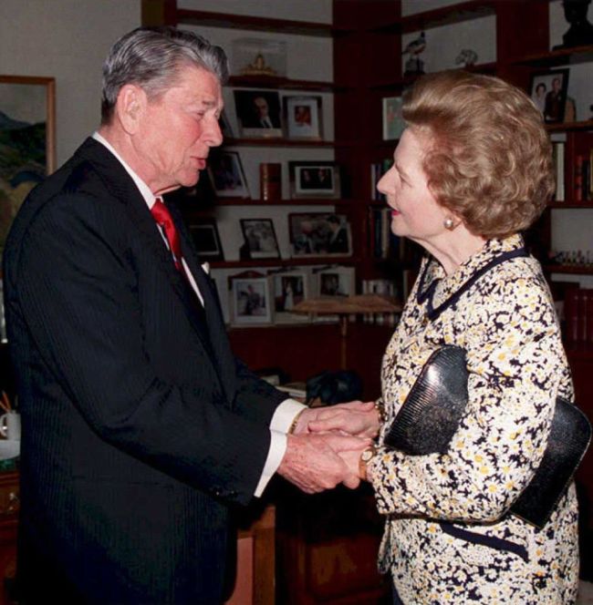 This file photo taken on Feb. 15, 1995, shows former U.S. President Ronald Reagan (left) shaking hands with former British Prime Minister Lady Margaret Thatcher during a courtesy call she made to him at his home in Los Angeles.   AFP-Yonhap