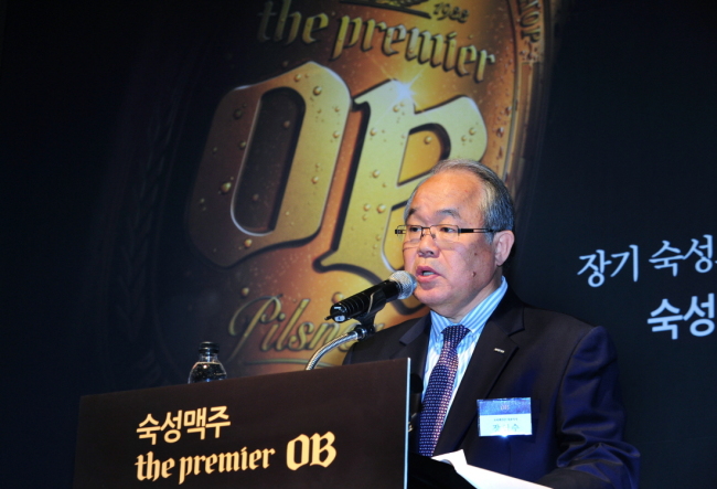 Oriental Brewery CEO Chang In-soo presents The Premier OB, the company’s new premium all-malt Pilsner beer, in a product launch event Tuesday at Nine Tree Convention in central Seoul.   OB
