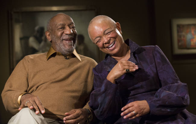 Entertainer Bill Cosby and his wife Camille share a laugh as they tell a story about collecting art in the upcoming exhibit “Conversations: African and African-American Artworks in Dialogue,” at the Smithsonian’s National Museum of African Art in Washington on Nov. 6.    AP-Yonhap