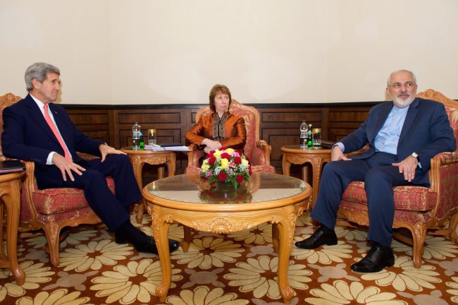 U.S. Secretary of State John Kerry (left), High Representative of the European Union for Foreign Affairs and Security Policy Catherine Ashton (center) and Iranian Foreign Minister Javad Zarif meet in Muscat on Monday.   EPA-Yonhap