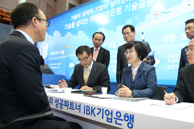 Industrial Bank of Korea CEO Kwon Seon-joo (right) provides financial advice to start-ups at the Korea Polytechnic University in Gyeonggi Province.   IBK
