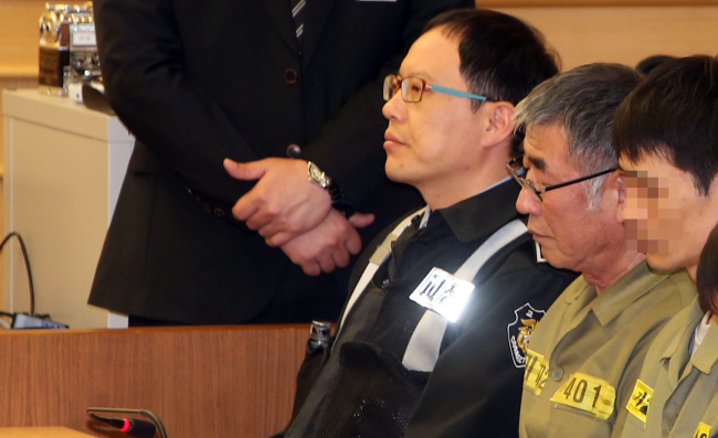 Sewol ferry captain Lee Joon-seok (center) attends trial along with the 14 of the sunken ferry’s crew at the Gwangju District Court on Tuesday. The court rejected the murder charge brought against Lee and sentenced him to a 36-year prison term in place of the death penalty demanded by the prosecution. Yonhap
