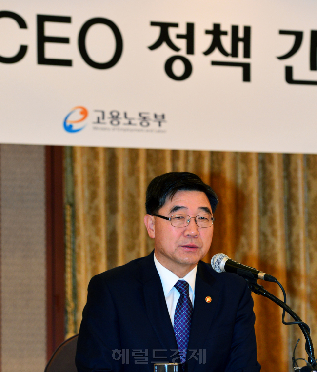 이기권 고용노동부장관이 12일 오전 서울 중구 프레스센터에서 열린 기초고용질서 확립위한 프랜차이즈 CEO간담회에서 모두발언을 하고 있다.<br /><br />윤병찬기자/yoon4698@heraldcocrp.com
이기권 고용노동부장관이 12일 오전 서울 중구 프레스센터에서 열린 기초고용질서 확립위한 프랜차이즈 CEO간담회에서 모두발언을 하고 있다.
윤병찬기자/yoon4698@heraldcocrp.com