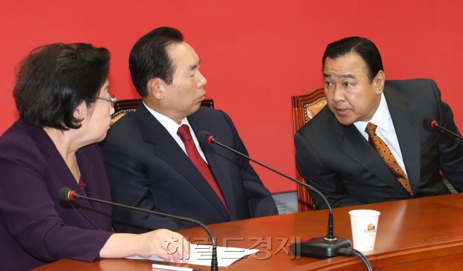 이완구 새누리당 원내대표(오른쪽)가 12일 오전 국회에서 열린 최고중진연석회의에서 이인제,김을동최고위원과 이야기를 하고 있다.이길동기자.gdlee@heraldcorp.com
이완구 새누리당 원내대표(오른쪽)가 12일 오전 국회에서 열린 최고중진연석회의에서 이인제,김을동최고위원과 이야기를 하고 있다.이길동기자.gdlee@heraldcorp.com