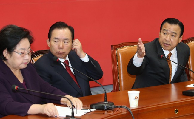 이완구 새누리당 원내대표가 12일 오전 국회에서 열린 최고중진연석회의에 참석 회의를 주재 하고 있다.이길동기자.gdlee@heraldcorp.com
이완구 새누리당 원내대표가 12일 오전 국회에서 열린 최고중진연석회의에 참석 회의를 주재 하고 있다.이길동기자.gdlee@heraldcorp.com