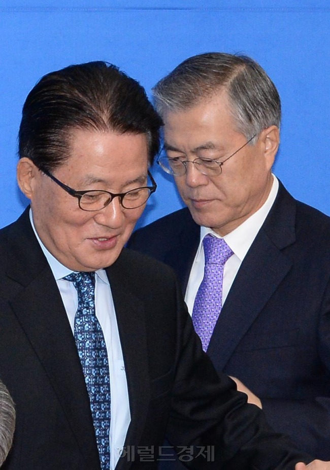 박지원(왼쪽).문재인 새정치민주연합 비상대책위원이 12일 오전 국회에서 열린 비상대책위원회의에 참석하기위해  회의장에 들어오고 있다.이길동기자.gdlee@heraldcorp.com