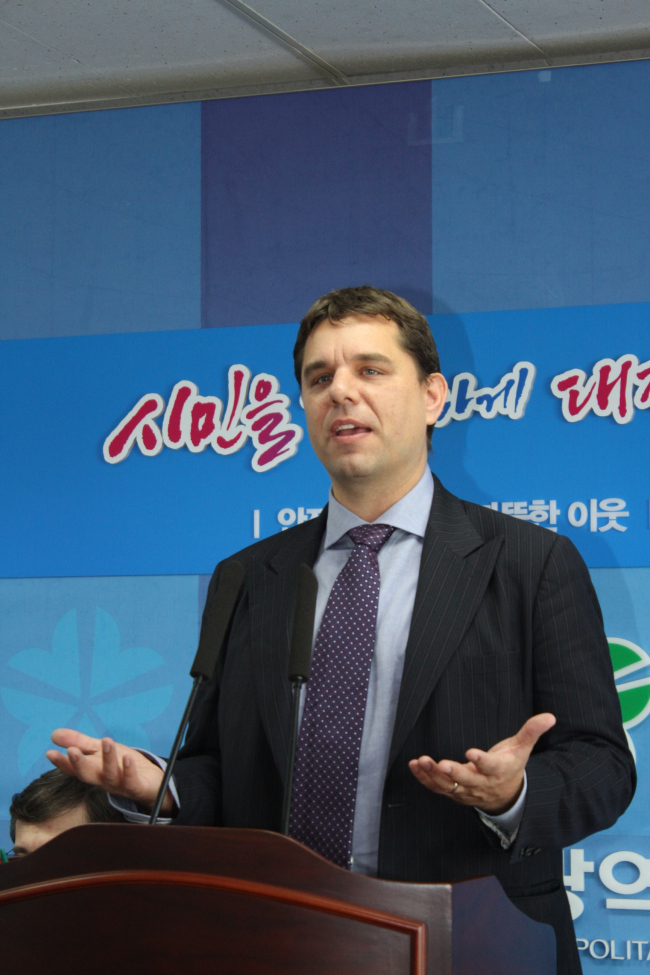 Peter Vessenes, chairman of the Bitcoin Foundation, a U.S. organization which promotes the use of the cybercurrency, speaks about the prospects for the digital currency at a press meeting in Daejeon on Tuesday.   Innobiz Association