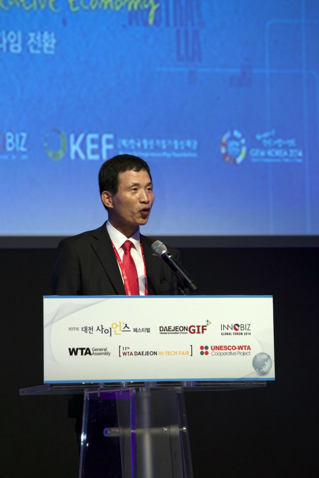 Innobiz Association chairman Seong Myeong-ki delivers a welcoming speech at the Daejeon Global Innovation Forum, held in Daejeon on Wednesday.   Innobiz Association