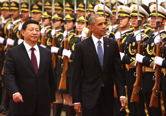 U.S. President Barack Obama (right) and Chinese President Xi Jinping attend a welcoming ceremony at the Great Hall of the People in Beijing on Wednesday.   UPI-Yonhap