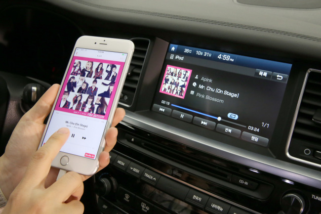 Apple’s CarPlay is test-run on the Hyundai Aslan. CarPlay enables the driver to have the vehicle’s audio system play music from his smartphone, get directions to his destination, make phone calls and send text messages without touching his phone or the audiovisual navigation system. (Hyundai Motor Group)