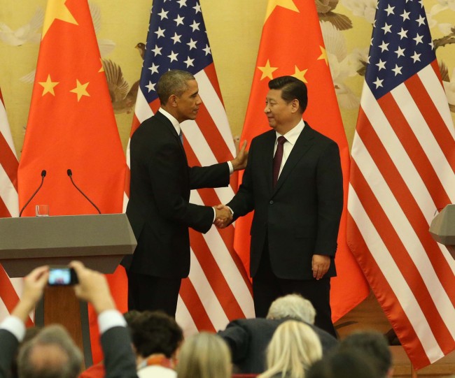 U.S. President Barack Obama (left) and Chinese President Xi Jinping shake hands at the end of their news conference in the Great Hall of the People
in Beijing on Wednesday.(Xinhua-Yonhap)