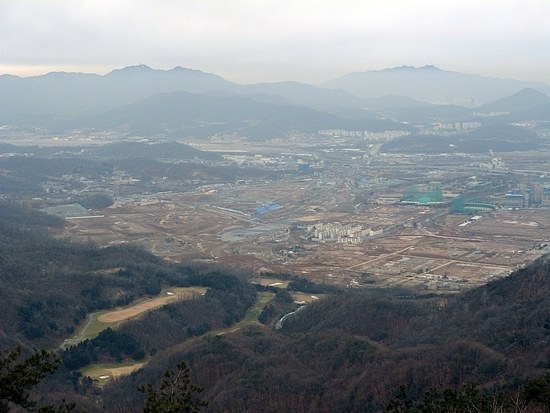 청약 열기가 뜨거운 위례신도시의 공공분양아파트도 분양가격이 오르고, 계약조건이 까다로워지는 등 청약 문턱이 높아지면서 서민들에게 ‘그림의 떡’이란 지적이 나오고 있다. 사진은 위례신도시 전경.