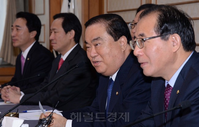 문희상 새정치민주연합 비상대책위원장이 13일 오전 국회에서 열린  당 의원모임 '무신불립 '2015 전당대회의 목표와 과제란 주제의 정례세미나에 참석해 인사말을 하고 있다.이길동기자.gdlee@heraldcorp.com
문희상 새정치민주연합 비상대책위원장이 13일 오전 국회에서 열린  당 의원모임 '무신불립 '2015 전당대회의 목표와 과제란 주제의 정례세미나에 참석해 인사말을 하고 있다.이길동기자.gdlee@heraldcorp.com