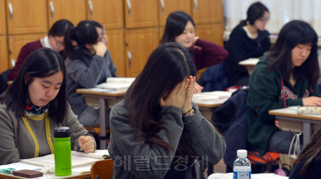 2015학년도 대학수학능력시험이 13일 오전 8시 40분 부터 전국 1천216개  시험장에서 치뤄졌다. 서울 종로구 풍문여고 시험장에서 수험생들이 시험전 공부를 하고 있다.<br />김명섭 기자 msiron@heraldcorp.com
2015학년도 대학수학능력시험이 13일 오전 8시 40분 부터 전국 1천216개  시험장에서 치뤄졌다. 서울 종로구 풍문여고 시험장에서 수험생들이 시험전 공부를 하고 있다.
김명섭 기자 msiron@heraldcorp.com