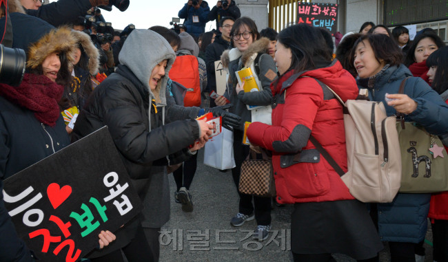 2015학년도 대학수학능력시험이 13일 오전 8시 40분 부터 전국 1천216개  시험장에서 치뤄졌다. 서울 종로구 풍문여고 시험장에서 수험생들이 선생님과 후배의 응원을 받으며 등교하고 있다.<br />김명섭 기자 msiron@heraldcorp.com
2015학년도 대학수학능력시험이 13일 오전 8시 40분 부터 전국 1천216개  시험장에서 치뤄졌다. 서울 종로구 풍문여고 시험장에서 수험생들이 선생님과 후배의 응원을 받으며 등교하고 있다.
김명섭 기자 msiron@heraldcorp.com