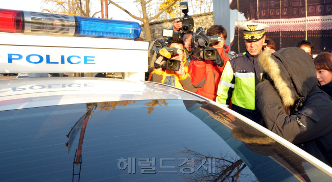 2015학년도 대학수학능력시험이 13일 오전 8시 40분 부터 전국 1천216개  시험장에서 치뤄졌다. 서울 종로구 풍문여고 시험장에서 고사장을 잘못찾은 수험생이 경찰차를 타고 이동하고 있다.<br />김명섭 기자 msiron@heraldcorp.com
2015학년도 대학수학능력시험이 13일 오전 8시 40분 부터 전국 1천216개  시험장에서 치뤄졌다. 서울 종로구 풍문여고 시험장에서 고사장을 잘못찾은 수험생이 경찰차를 타고 이동하고 있다.
김명섭 기자 msiron@heraldcorp.com
