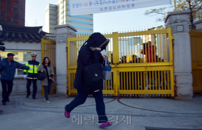 3년간의 공부가 결실을 맺는 날. 긴장할 수 밖에 없다. 너무 긴장한 탓인지 수능날엔 진풍경이 벌어지기도 한다. 고사장을 잘못 찾아 발을 동동 구르는 학생도 있고, 입실이 늦을까봐 총알처럼 달려야 하는 수험생(왼쪽부터)도 있다. 선배들의 좋은 결과를 기대하는 후배들의 열띤 응원도 펼쳐진다.  풍문여고와 용산고 앞에서 후배들이 내건 응원 플래카드와 목발을 짚은 친구와 시험장으로 가는 풍경이 눈길을 끈다. 			 김명섭·윤병찬 기자/msiron@heraldcorp.com