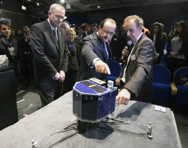 <YONHAP PHOTO-0240> National Centre for Space Studies (CNES) president Jean-Yves Le Gall (L), French President Francois Hollande and French astrophysicist Francis Rocard look at a model of Rosetta lander Philae during a broadcast of the Rosetta mission on the 67P/Churyumov-Gerasimenko comet at the Cite des Sciences in Paris on November 12, 2014. A European probe made the first-ever landing on a comet in a quest to explore the origins of the Solar System, but there were concerns over whether it was fastened securely enough to carry out its mission. AFP PHOTO/POOL/JACQUES BRINON../2014-11-13 05:46:18/ <저작권자 ⓒ 1980-2014 ㈜연합뉴스. 무단 전재 재배포 금지.>
National Center for Space Studies president Jean-Yves Le Gall (left), French President Francois Hollande and French astrophysicist Francis Rocard look at a model of Rosetta lander Philae during a broadcast of the Rosetta mission on the 67P/Churyumov-Gerasimenko comet at the Cite des Sciences in Paris on Wednesday.   AFP-Yonhap
National Center for Space Studies president Jean-Yves Le Gall (left), French President Francois Hollande and French astrophysicist Francis Rocard look at a model of Rosetta lander Philae during a broadcast of the Rosetta mission on the 67P/Churyumov-Gerasimenko comet at the Cite des Sciences in Paris on Wednesday.   AFP-Yonhap