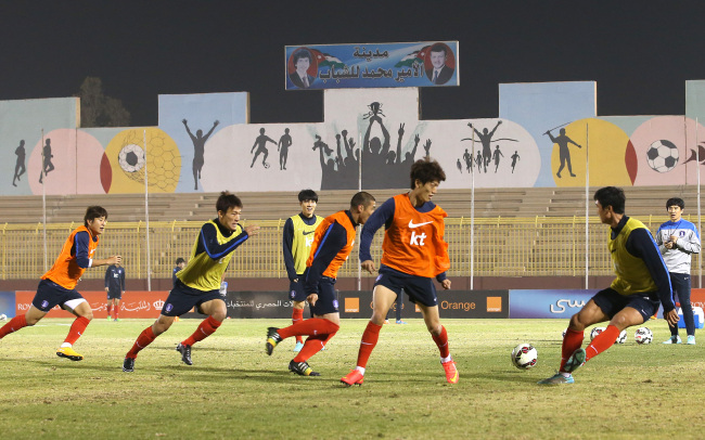 Korean football players train in Jordan on Wednesday, ahead of their friendly match against the Middle Eastern country.    Yonhap