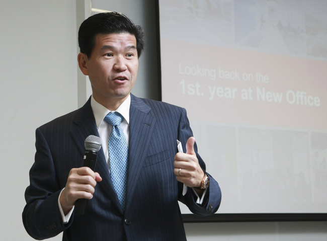 Microsoft Korea CEO James Kim speaks on the outcome achieved through the software firm’s initiative to build a digital workplace based on mobile and cloud technology in Seoul on Thursday.   Microsoft