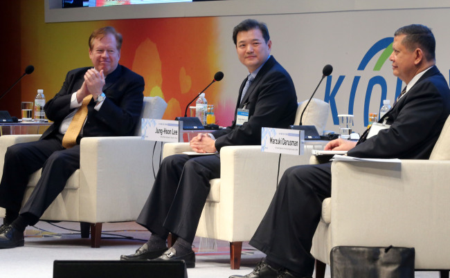 Marzuki Darusman (right), the U.N. special rapporteur on human rights in North Korea; Robert King (left), the U.S. special envoy for North Korean human rights issues; and Lee Jung-hoon, Seoul’s ambassador for human rights, take part in the fourth Chaillot Human Rights Forum hosted Thursday in Seoul by the state-run Korea Institute for National Unification.   Yonhap