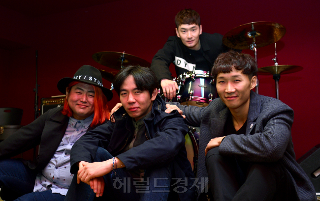 로큰롤라디오<br /><br />윤병찬기자/yoon4698@heraldcorp.com
로큰롤라디오
윤병찬기자/yoon4698@heraldcorp.com
로큰롤라디오
윤병찬기자/yoon4698@heraldcorp.com