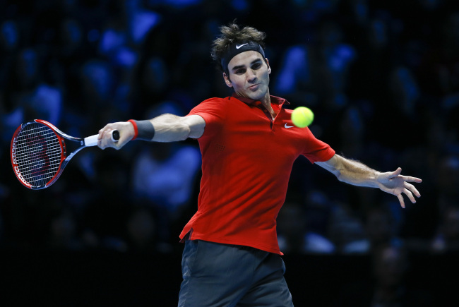Roger Federer plays a return to Andy Murray during their singles ATP World Tour Finals tennis match at the O2 Arena in London on Thursday.   AP-Yonhap