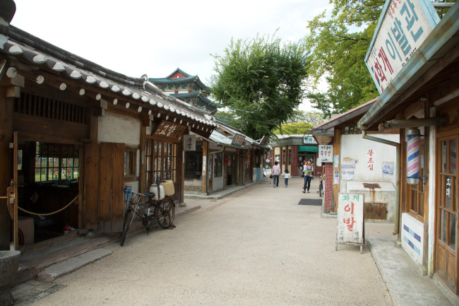 “A Street to the Past,” an outdoor exhibit that features retro street shops, transports visitors back to ’60s and ’70s Korea.   National Folk Museum of Korea