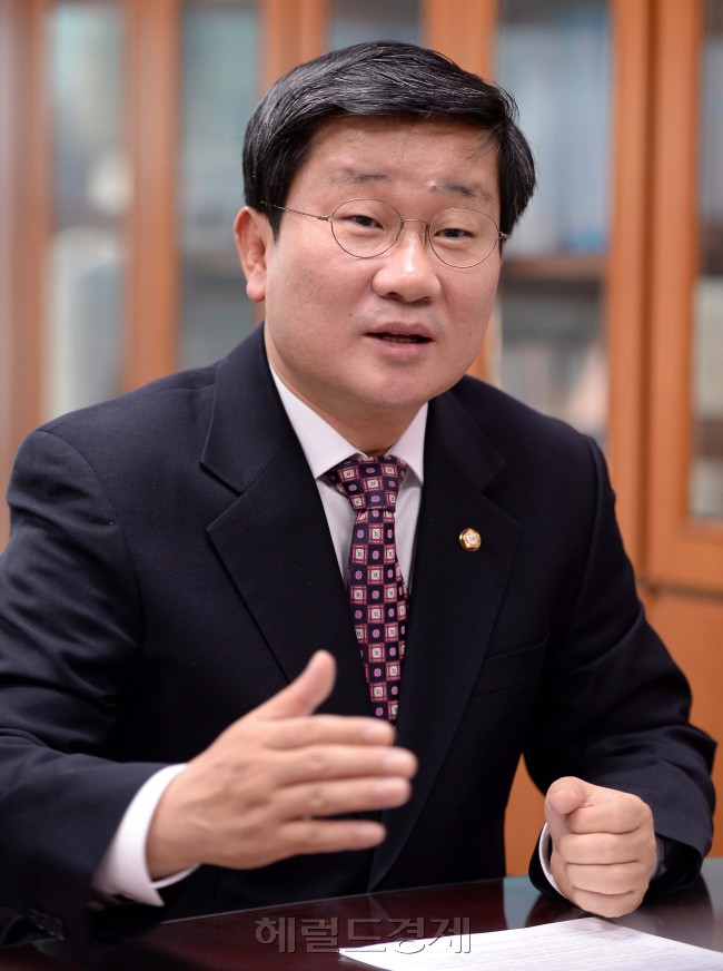 전해철 새정치민주연합의원.이길동기자.gdlee@heraldcorp.com.2014.11.14.
전해철 새정치민주연합의원.이길동기자.gdlee@heraldcorp.com.2014.11.14.