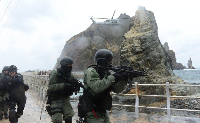 Special forces of the Navy and the Coast Guard conduct a joint military drill at the Dokdo Islets in October last year.   Yonhap