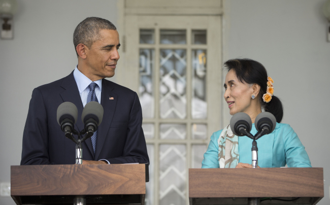 U.S. President Barack Obama (left) stands with Myanmar’s opposition leader Aung San Suu Kyi at her home in Yangon, Myanmar, Friday.   AP-Yonhap