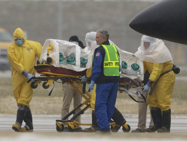 Health workers transport Dr. Martin Salia in Omaha, Nebraska, Saturday.
AP-Yonhap