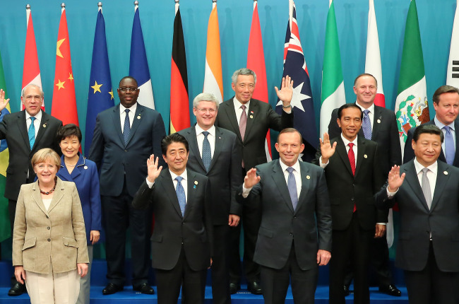 President Park Geun-hye (left, second row), Chinese President Xi Jinping (right, first row), Japanese Prime Minister Shinzo Abe (second from left, first row), German Chancellor Angela Merkel (left, first row) and other world leaders wave at the Group of 20 summit on Saturday in Brisbane, Australia.   Yonhap