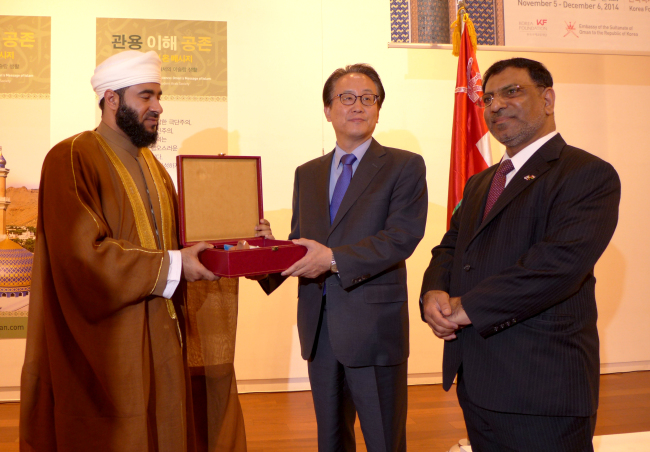 Oman’s Religious Affairs Minister Dr. Mohammed al-Mamari (left) hands a token of good will to Korea’s Vice Foreign Minister Lee Kyung-soo (center) while Omani Ambassador to Korea Mohamed Al-Harthy looks on at the Korea Foundation Cultural Center Gallery in northern Seoul on Nov. 4.
Joel Lee/The Korea Herald