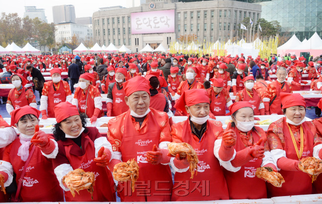 서울광장에서 열린 '2014 서울김장문화제'에서 16일 오후 전통의상을 입은 중국인 관광객들이 김장 담그기 체험을 하며 "한국김치 최고"를 외치고 있다. 박현구 기자phko@heraldcorp.com
서울광장에서 열린 '2014 서울김장문화제'에서 16일 오후 전통의상을 입은 중국인 관광객들이 김장 담그기 체험을 하며 "한국김치 최고"를 외치고 있다. 박현구 기자phko@heraldcorp.com
서울광장에서 열린 '2014 서울김장문화제'에서 16일 오후 전통의상을 입은 중국인 관광객들이 김장 담그기 체험을 하며 "한국김치 최고"를 외치고 있다. 박현구 기자phko@heraldcorp.com