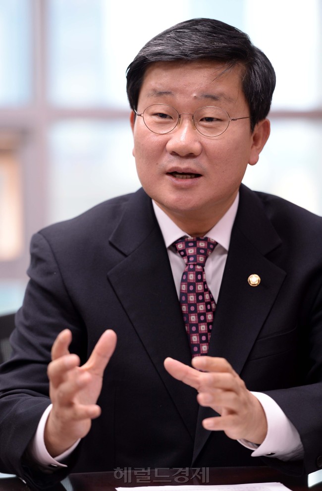 전해철 새정치민주연합의원.이길동기자.gdlee@heraldcorp.com.2014.11.14.
전해철 새정치민주연합의원.이길동기자.gdlee@heraldcorp.com.2014.11.14.